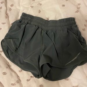 lululemon hotty hot shorts size 4 and 2.5 inch